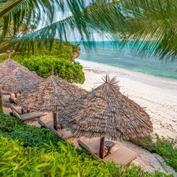 Zanzibar-Zawadi-Hotel-ligbedden-strand