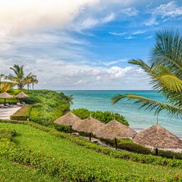 Zanzibar-Zawadi-Hotel-tuin-strand-zee-ligbedden