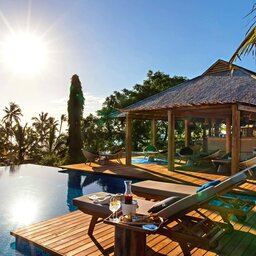 Zanzibar-Zuri-strand-ligbedden-zwembad-pool-bar
