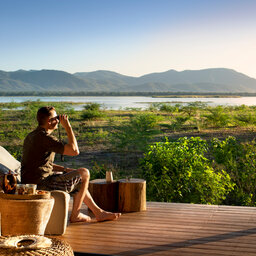 Zimbabwe-Mana Pools National Park-Nyamatusi-man-deck-verrekijker