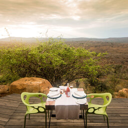 Zuid-Afrika-Hluhluwe-iMfolozi-rhino-ridge-safari-lodge-outdoor-diner