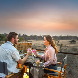 Zuid-Afrika-Kruger-Regio-Sabi-Sands-Lion-Sands-River-Lodge-koppel-aperitief-zonsondergang