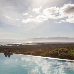 Zuid-Afrika-Rondom-Kaap-Hermanus-hotel-Grootbos-Forest-Lodge-koppel-infinity-zwembad-2