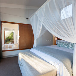 Zuid-Afrika-Rondom-Kaap-Hermanus-hotel-Grootbos-Forest-Lodge-suite-slaapkamer