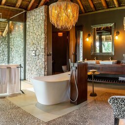 Zuid-Afrika-Sabi-Sands-Dulini-Leadwood-Lodge-badkamer