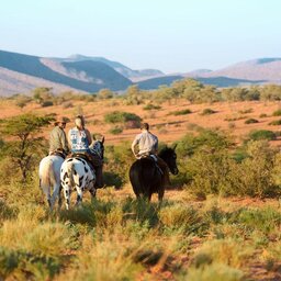 Zuid-Afrika-Tswalu-Kalahari-Private-reserve-the-motse-safarilodge-wetu-paardrijden