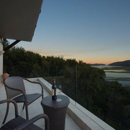 Zuid-Afrika-Tuinroute-Knysna-Kanonkop-Guesthouse-executive-lagoon-suite-balkon