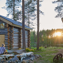 Zweden-Lapland-Arctic-Retreat-zomer-cabins-kampvuur