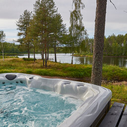 Zweden-Lapland-Arctic-Retreat-zomer-jacuzzi