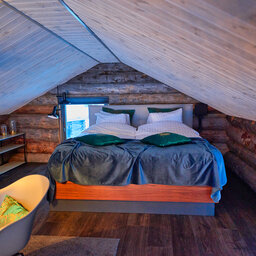 Zweden-Lapland-Gunnarsbyn-Arctic-Retreat-cabin-interieur-bovenverdieping-slaapkamer