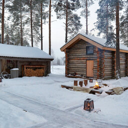 Zweden-Lapland-Gunnarsbyn-Arctic-Retreat-cabins-buitenaanzicht-kampvuur