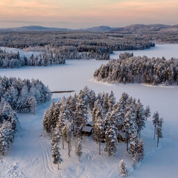 Zweden-Lapland-Gunnarsbyn-Arctic-Retreat-luchtfoto-omgeving