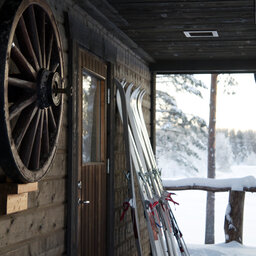 Zweden-Lapland-Gunnarsbyn-Arctic-Retreat-sfeerfoto-cabin-ski