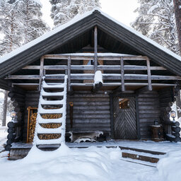Zweden-Lapland-Gunnarsbyn-Arctic-Retreat-water-cabin-familie
