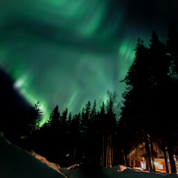 Zweden-Lapland-Harads-Loggers-Lodge-buitenaanzicht-noorderlicht