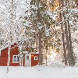 Zweden-Lapland-Harads-Loggers-Lodge-cabin-sneeuw-vooraanzicht