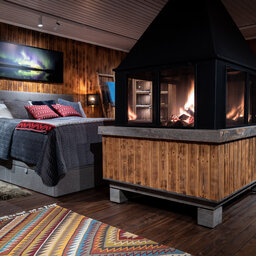 Zweden-Lapland-Harads-Loggers-Lodge-interieur-bed-haardvuur
