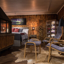 Zweden-Lapland-Harads-Loggers-Lodge-interieur-zithoek-bed