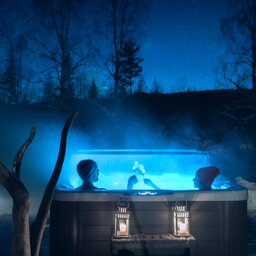 Zweden-Lapland-Harads-Loggers-Lodge-jacuzzi-met-mensen