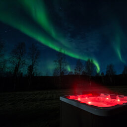 Zweden-Lapland-Harads-Loggers-Lodge-jacuzzi-met-noorderlicht