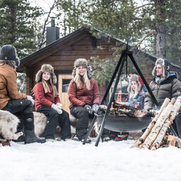Zweden-Lapland-Kiruna-Fjellborg-Arctic-Lodge-familie-kampvuur