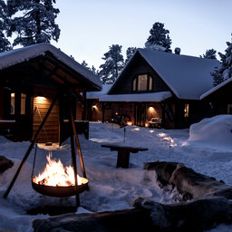 Zweden-Lapland-Kiruna-Fjellborg-Arctic-Lodge-kampvuur-avondfoto