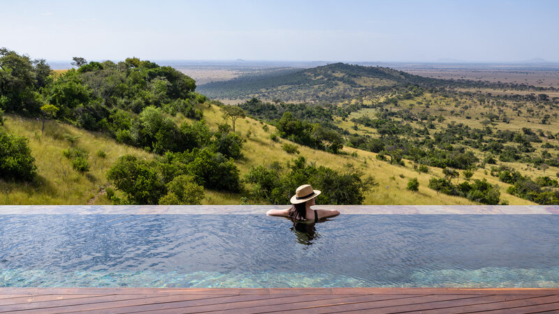 Tanzania-Serengeti NP-Singita-Sesakwa-Lodge-zwembad-vrouw-uitzicht
