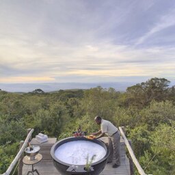 Tanzania-Ngorongo-The-Highlands-honeymoon-dome-hot-tub